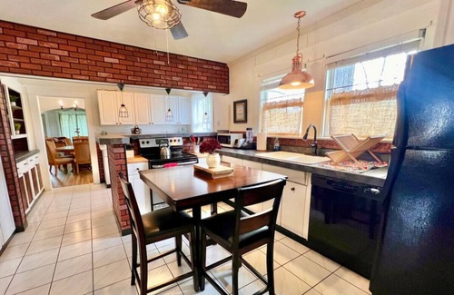 Glen Iris House | Marigold: 6Bedroom Downtown Gem ~ HOT TUB