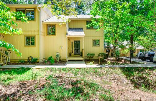 Salem House | Marina and Pool Access Lovely Lake Keowee Townhome!