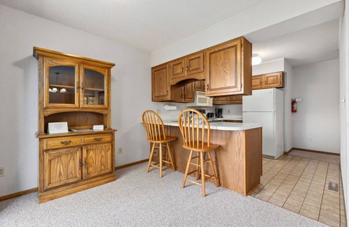 Breezy Point Condo | Marina Bay 2BR Condo w/Garage and Lake Views