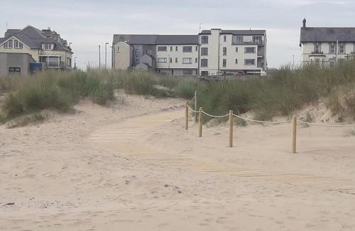 Castlerock Apartment | Marine Beach Escape Castlerock Beside Beach Golf Course and Pub