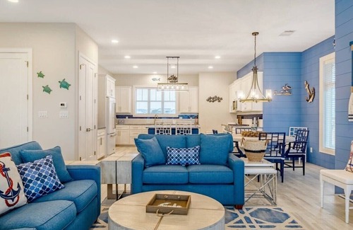 Kingsland House | Mariner's Manor-Lakefront w/Pool & Boat Lift