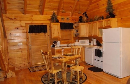 Sevierville Cabin | Mark10:27~2mile Pkwy-Dowtown Pigforge-Hotub-Jacz-Wifi-Gameroom.-NO EXTRA FEES