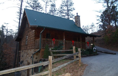 Sevierville Cabin | Mark10:27~2mile Pkwy-Dowtown Pigforge-Hotub-Jacz-Wifi-Gameroom.-NO EXTRA FEES