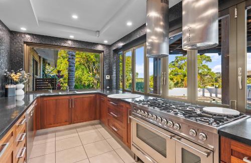 Maroochydore House | Maroochydore 5-Bed Retreat with Pergola & Bar