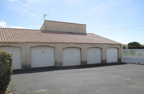 Marseillan House | Marseillan house not overlooked quiet garden terrace in a residence