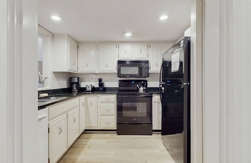 Sea Pines Condo | Marsh-view Harbour Town condo w/shared pool - close to shops & restaurants
