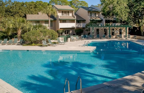 Sea Pines Condo | Marsh-view Harbour Town condo w/shared pool - close to shops & restaurants