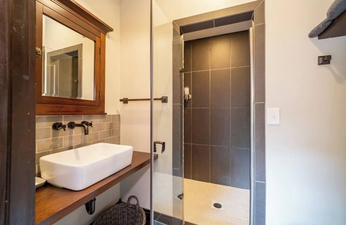 Marshall Cabin | Marshall Inn Corner View Guestroom, Walk Downtown