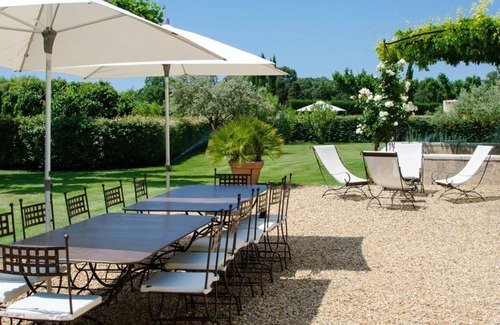 Robion House | Mas des Oliviers - in the heart of the Luberon, for 12-14