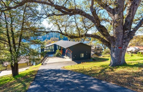 Groveland House | Massive 8 bedroom on the lake!