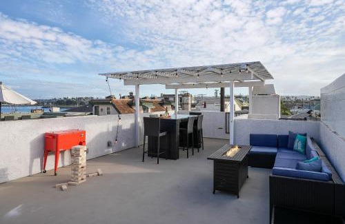South Mission Beach House | Massive Beach Home w Stunning Rooftop, Parking, Spa, AC & Bay Views!