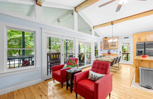 Mooresville House | Massive Dock Firepit Kayaks Ping Pong