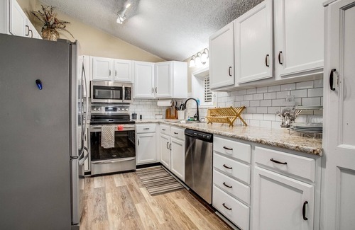 Raytown House | Massive Home 5 mins to Arrowhead Stadium and 15 mins from Downtown Kansas City
