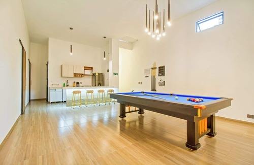 El Poblado Apartment | Massive Jacuzzi - 6 Bedroom with Private Bathroom - 1 block from LLeras P11