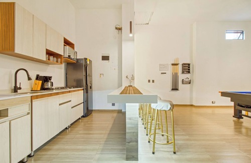 El Poblado Apartment | Massive Jacuzzi - 6 Bedroom with Private Bathroom - 1 block from LLeras P11