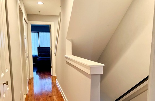 Fairmount House | Massive New 9 beds/2.5 bath | Sleeps 18 w/ Rooftop