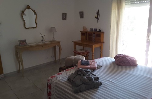 Saint-Maximin House | Master bedroom - swimming pool - quiet - 4km from Uzès B & B