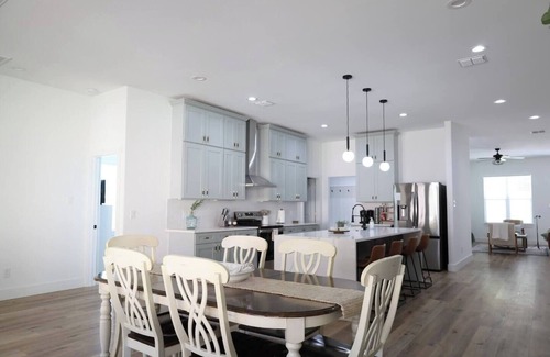 Bastrop House | Master suite/Soaking Tub/Spacious Kitchen