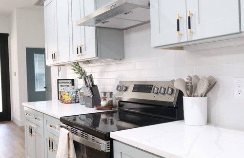 Bastrop House | Master suite/Soaking Tub/Spacious Kitchen