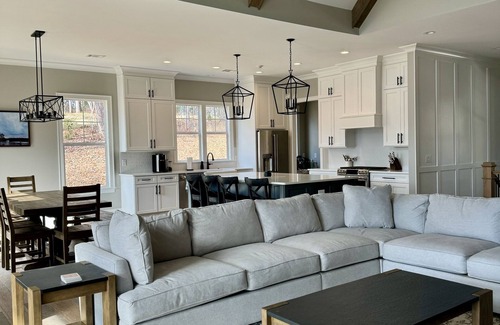 Lake Oconee House | Masters Week & Monthly Rentals - New Home in Reynolds next to Marina Cove