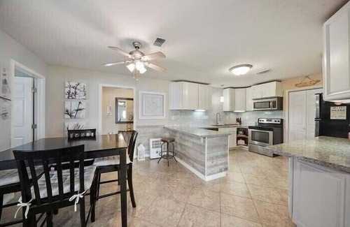 Matagorda Cottage | Matagorda Hidden GemRiver front night light onDock Family beach & fishing trips!