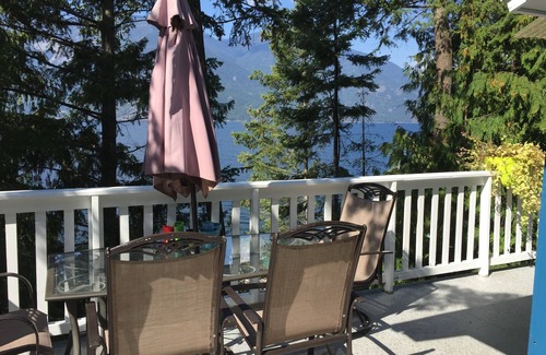 Central Kootenay House | MATTI HOUSE AND MARINA ON KOOTENAY LAKE