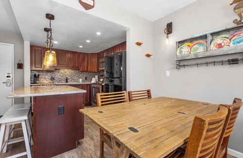 Kihei Condo | 🌴 Maui Banyan | Walk to Beach | A/C | Pool | Lanai | Sleeps 4
