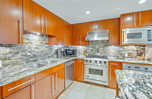 Honokowai Condo | Maui Resort Rentals: Honua Kai – 7 Total Bedrooms, 9th Floor Stunning Deluxe Ocean & Mountain Views!
