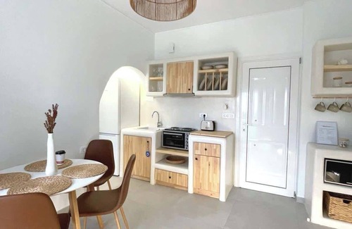 Kamari Apartment | Mayema Cycladic House with Black beach View