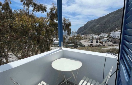 Kamari Apartment | Mayema Cycladic House with Black beach View