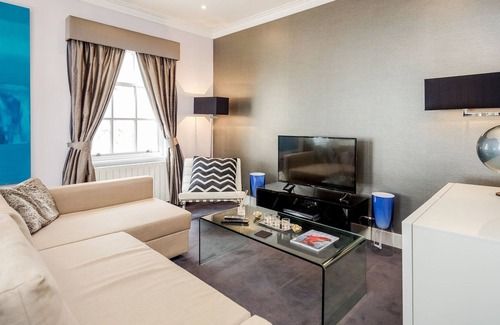 Mayfair Apartment | MAYFAIR · ✪ King Bed Duplex with A/C ✪: 5-Star Stay in Mayfair