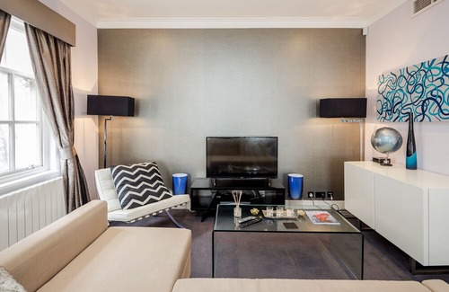 Mayfair Apartment | MAYFAIR · ✪ King Bed Duplex with A/C ✪: 5-Star Stay in Mayfair