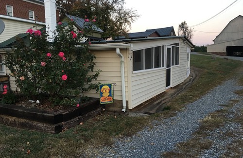 Bedford Cottage | Mayhew Farms Cottage - Breathtaking Mt. Views Overlooking Pond & Horses