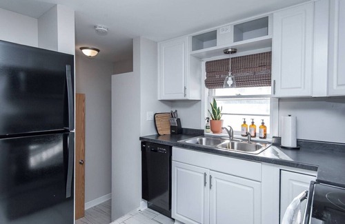 Kutzky Park House | Mayo Discount! 2 main floor bedrooms and bath. Recliner. 6 blocks to Mayo Clinic