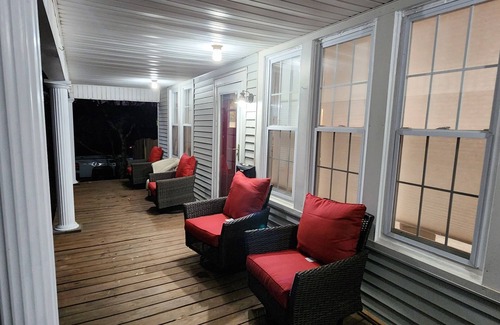 Williamstown House | Mayor's Family House Hot Tub, Piano & 2 Kitchens - 5 Minutes to Ark - Sleeps 16+