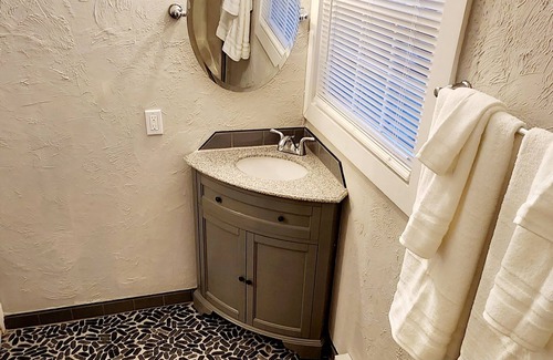 Williamstown House | Mayor's Family House Hot Tub, Piano & 2 Kitchens - 5 Minutes to Ark - Sleeps 16+