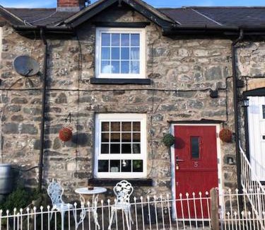 Llanrhaeadr-ym-Mochnant House | Maytree Cottage. Compact home in Mid Wales.