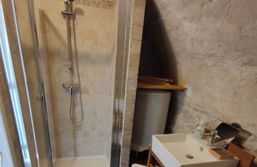 Saint-Hippolyte-du-Fort Apartment | Mazet 1823 : Studio, Proche Centre Village, Terrasse & Jardin