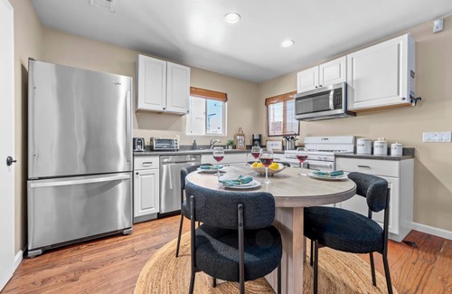 Mission Beach Apartment | MB High Floor Home by Sand with Parking space! n