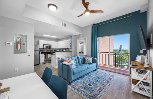 Madeira Beach Condo | MBR 502 - 😎 Pool, Hot tub, Gym, Steps to 🏖️ Beach & 🌴Johns Pass!