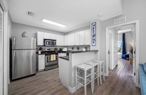 Madeira Beach Condo | MBR 502 - 😎 Pool, Hot tub, Gym, Steps to 🏖️ Beach & 🌴Johns Pass!