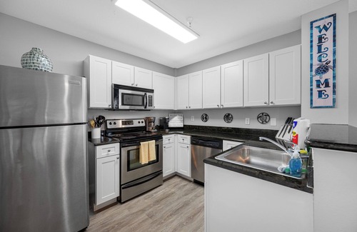 Madeira Beach Condo | MBR 502 - 😎 Pool, Hot tub, Gym, Steps to 🏖️ Beach & 🌴Johns Pass!