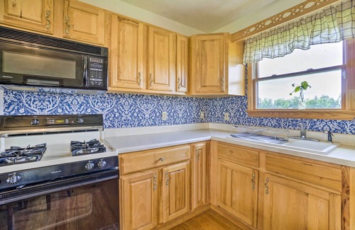 McArthur Cottage | Mcarthur Cabin: Peaceful Getaway on Farm!