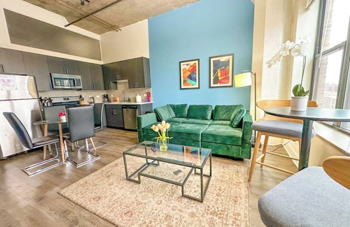 Near South Side Apartment | McCormick Place 2b/2b family unit with optional parking for up to 8 guests