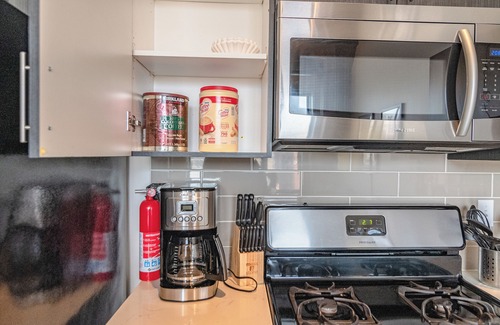Near South Side Apartment | McCormick Place 2b/2b family unit with optional parking for up to 8 guests