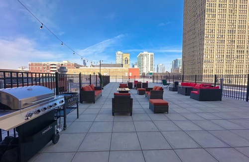 Near South Side Apartment | McCormick Place modern 2b/2b with optional Parking and Gym for up to 8 guests