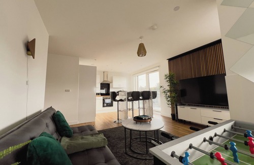 Trafford Apartment | MCR's Luxurious 2 Bed Haven with Balcony - Proximity to Manchester United