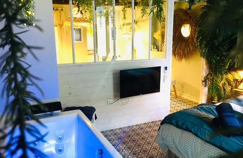 Montpellier-Centre Apartment | Me and Mrs Jones Suite Jacuzzi Hypercentre