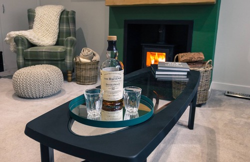 Oban House | Meadow Cottage, entire bungalow with private garden and driveway