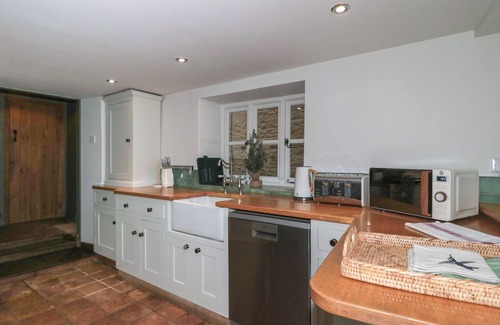 Chedworth Cottage | MEADOW VIEW COTTAGE, family friendly, with open fire in Northleach